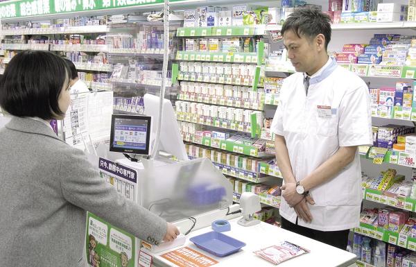 写真：店頭での決済時の様子。カード利用者本人がセ ルフ操作することで、省力化やリスクの低減を実現。