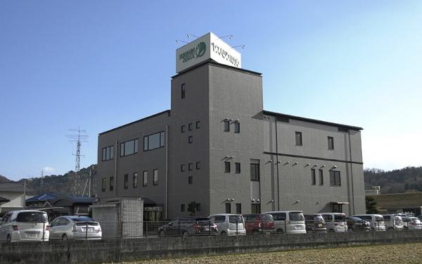 写真：ヤスハラケミカル株式会社 様外観 住所：〒726-0013　広島県府中市高木町1080番地