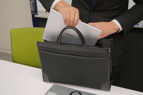 写真：半日程度の外出なら、キーボードベースを取り外し、タブレット部だけをカバンに入れて持ち出し。
