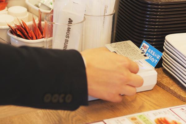 写真：JT-R600CRによるカード決済の様子。2