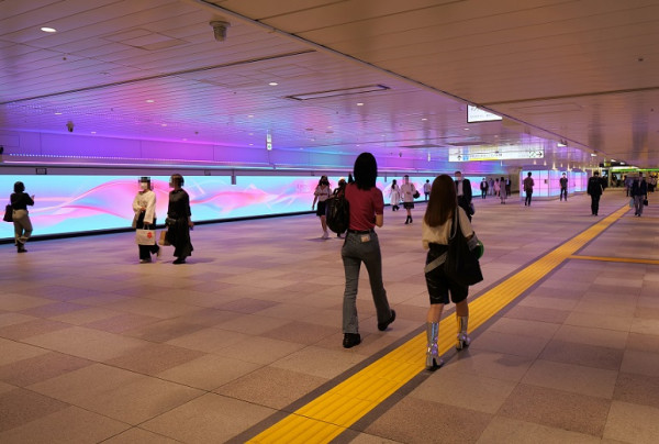 写真：新宿駅の新しいランドマーク