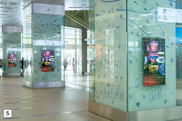 写真：JR博多駅コンコース内にデジタルサイネージを新たに設置。高層階の催事・イベント情報等を表示して来館を促進