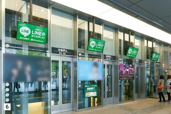 写真：エレベーターホールの待ち時間にインフォメーションや各階の店舗情報をPR  