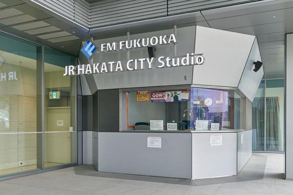 3階にはFM FUKUOKAのサテライトスタジオがあり、ゲストとして招かれたアーティストの出演の模様を、館内のデジタルサイネージでライブ配信されることも