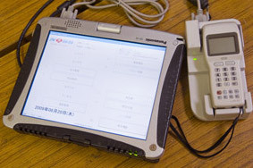 写真：バーコード・スキャナーとの接続