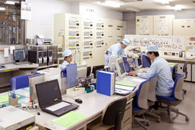 写真：医薬品原薬生産プラントの操作室