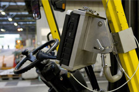 写真：設置台を取り付けるだけの簡単設置