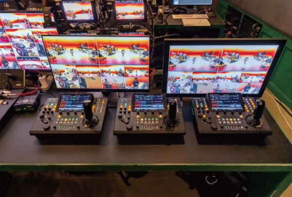 写真：3台のAW-RP150GJでスタジオに設置された4台のカメラを操作