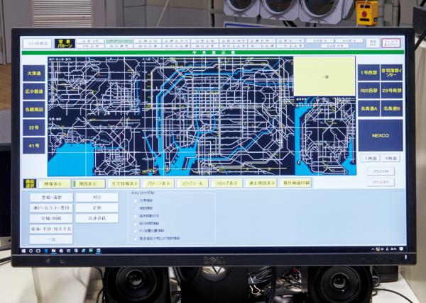 写真：マルチビジョンと連動した操作PCで最適な表示パターンを選択