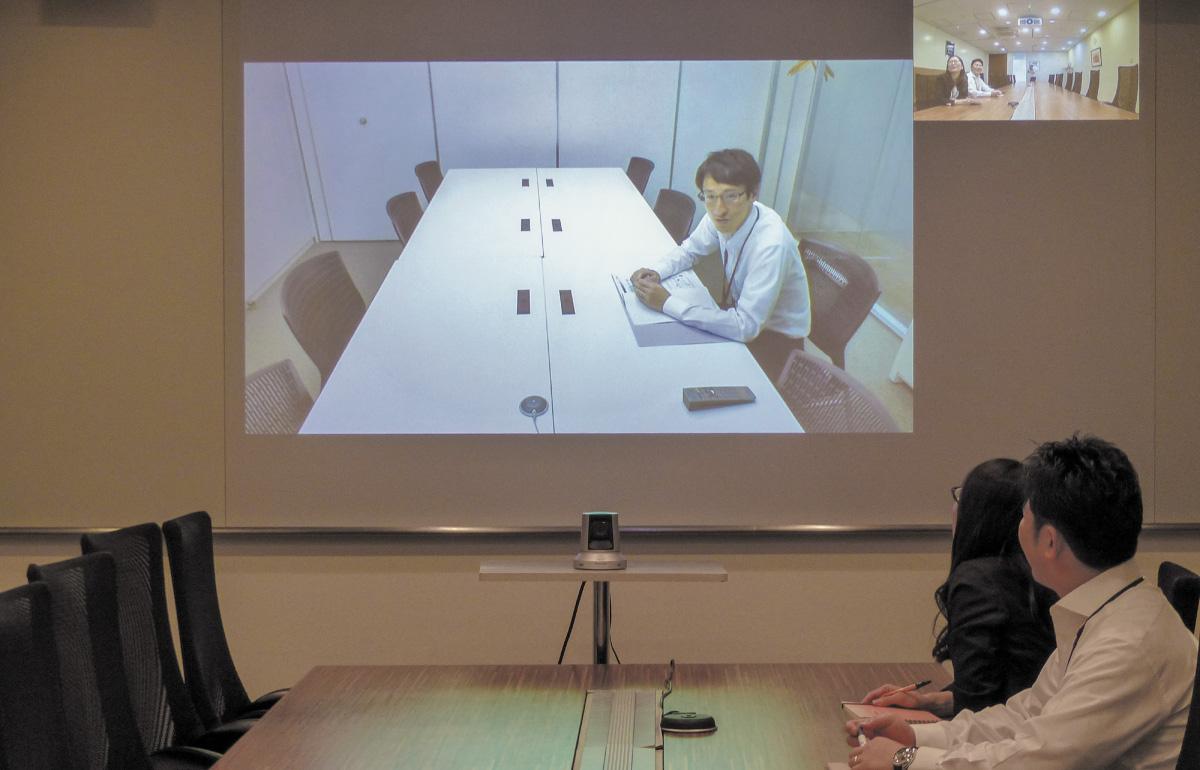 写真：本社会議室から日本全国の事務所や店舗とのコミュニケーションが可能