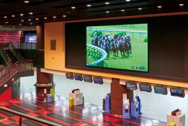 写真：277型の巨大スクリーン