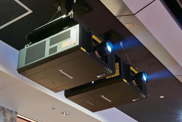 写真：2台設置されたPT-RZ21KJ