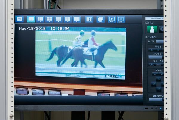写真：8階の大型映像操作室