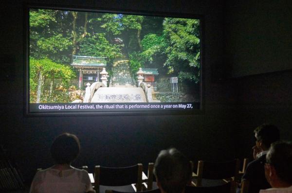 写真：既設の3Dシアターでは、「神宿る島」沖ノ島や 宗像大社の神事などの3D番組が放映されている