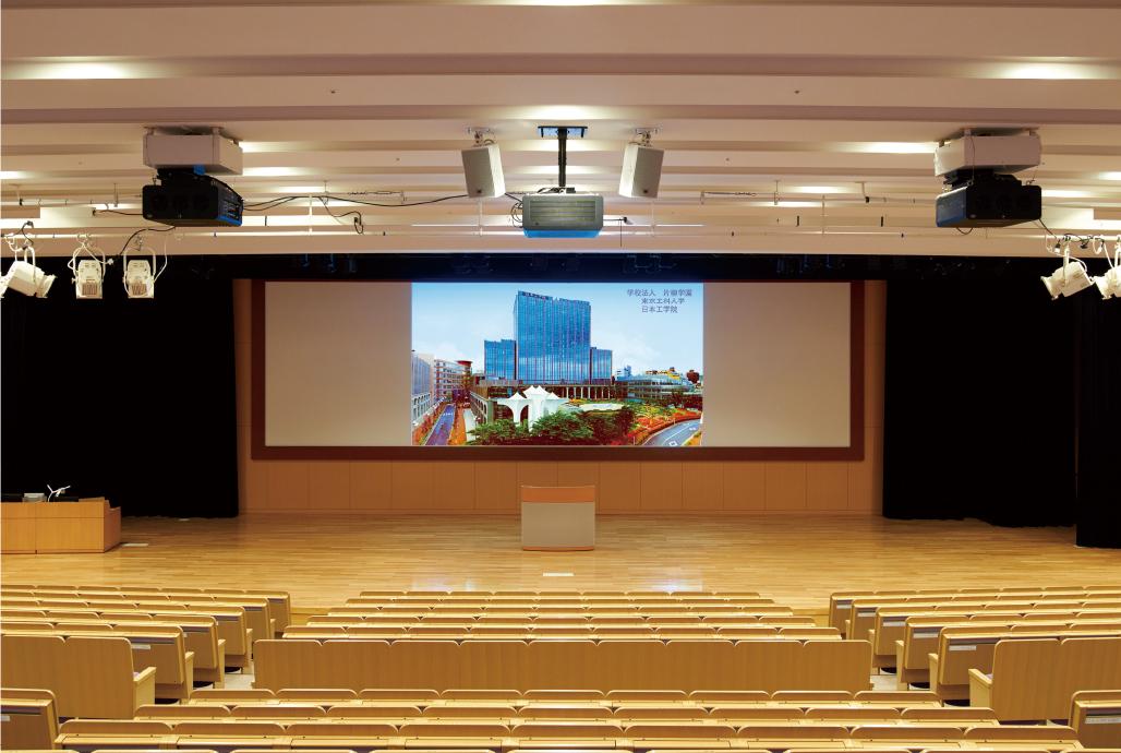 写真：3号館の講義室や教室に、レーザープロジェクターを中心とした当社製映像機器が数多く採用された