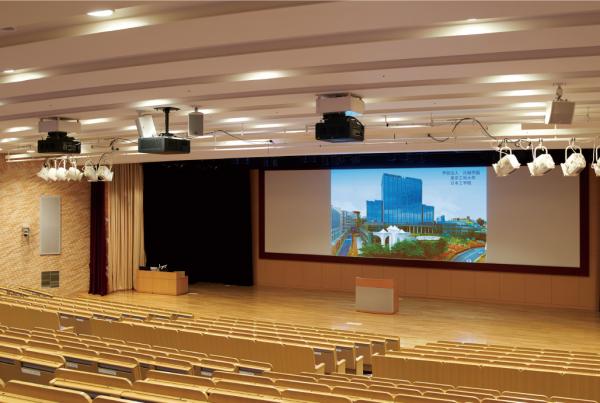 写真：PT-RZ21KJ（中央）は明るい空間でも鮮明な映像を大スクリーンに投写可能