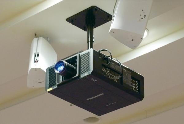 写真：ホール中央に増設されたPT-RZ21KJ