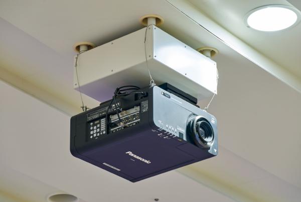 写真：既設の当社製ランプ式プロジェクター