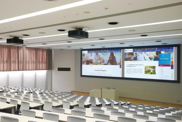 写真：東京工科大学の階段教室