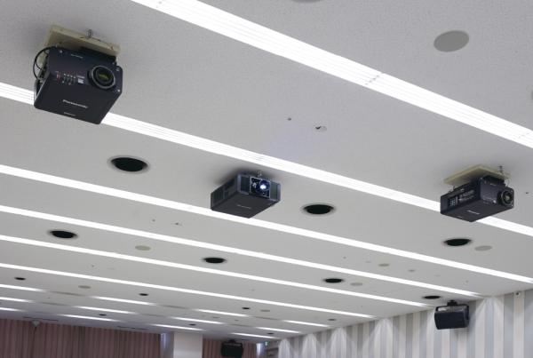 写真：日本工学院専門学校の階段教室