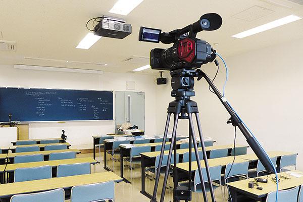 写真：三脚に設置したAG-DVX200。講義収録やイベント配信など、様々な撮影で活躍