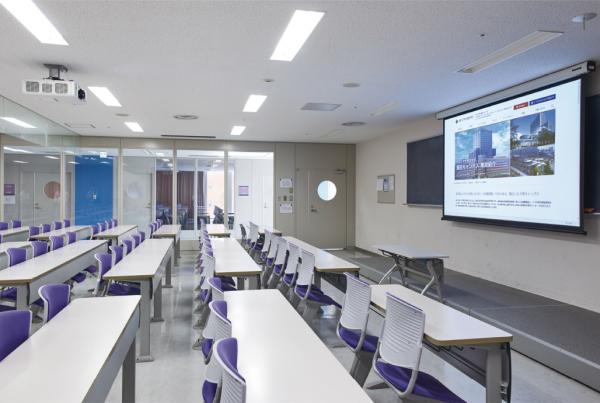 写真：日本工学院専門学校の一般教室