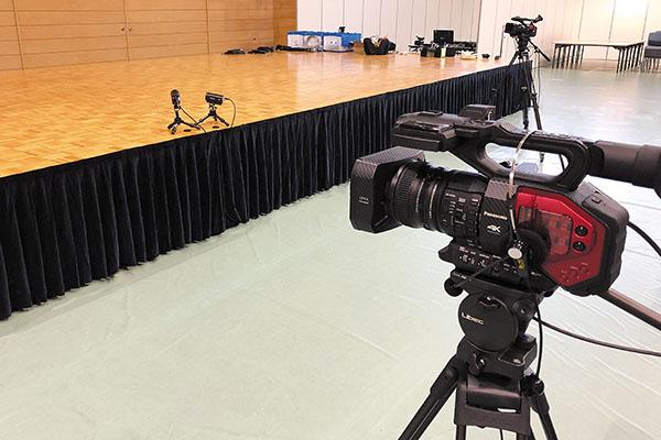 写真：イベント撮影で活躍するメモリーカード・カメラレコーダーAG-DVX200。ステージ上にはPOVCAMも 