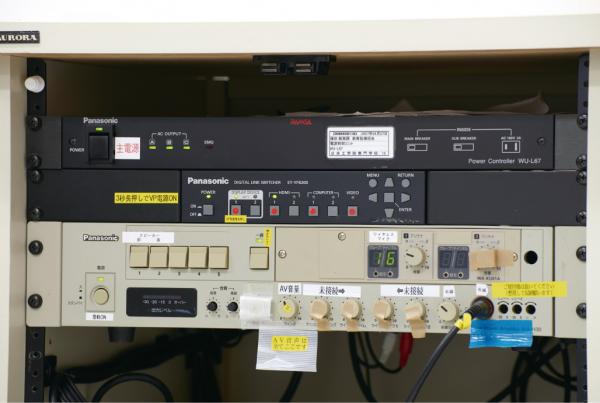 写真：ラックマウントされたET-YFB200