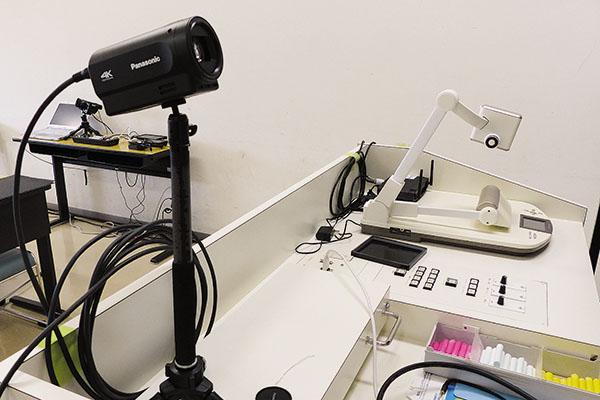 写真：演台に置かれたPOVCAMのコンパクト・カメラヘッドAG-UCK20GJ