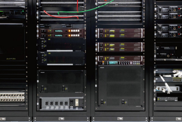 写真：報道サブのラック室