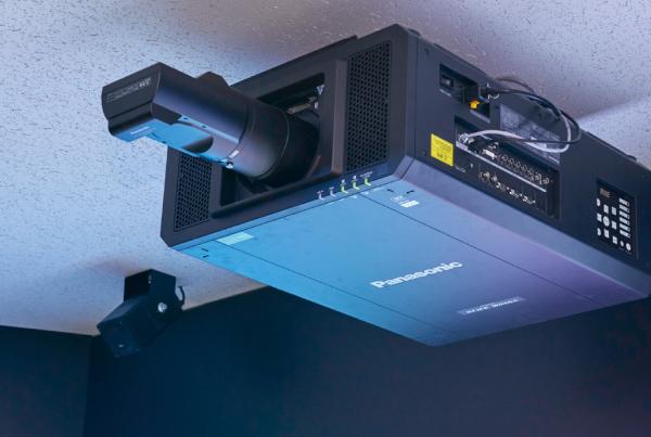 写真：超短焦点レンズET-D75LE95