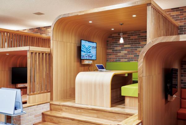 写真：ワークボックスに液晶ディスプレイを設置