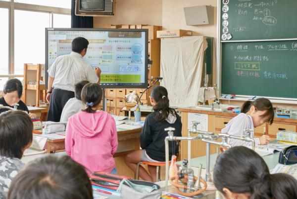 画像：松浦市教育委員会様 松浦市立調川(つきのかわ)小学校 フラットディスプレイ 「文教施設」