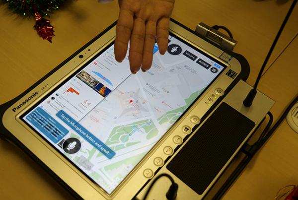 写真：音声による検索機能を活用して、スムーズにご案内