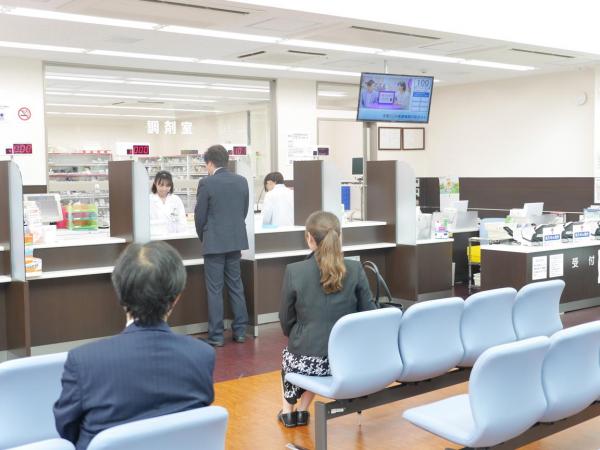 写真：広く清潔な調剤薬局（日本調剤 麻溝薬局）のお薬渡し場所