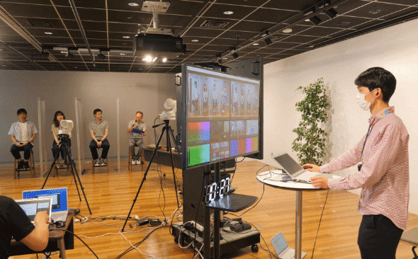 写真：社内定例イベントにおけるライブ映像配信システムの実証実験