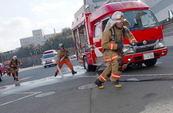 写真：火災現場を想定した訓練