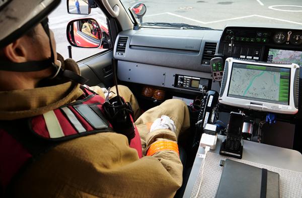 写真：位置情報確認にはデタッチャブルのタフブックを活用。 各緊急車両に設置されたタフブックから隊員が現在の状況を報告することで本部は全体の動きをつかめる。