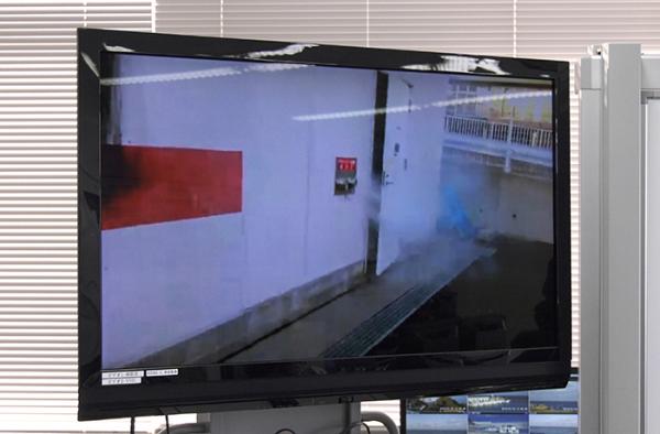 写真：指令室のモニターに映し出される現場風景