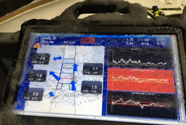 写真：コーチボックスに据え付けられているTOUGHBOOK旧機