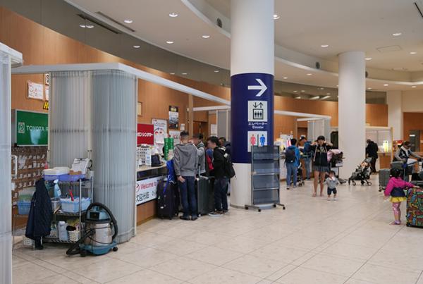 写真：レンタカー各社のカウンターが並ぶ関西国際空港1階のエアロプラザ