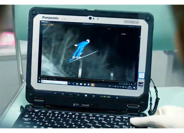 写真：選手控室で飛んだばかりのジャンプ映像を確認し、コーチから指導を受ける