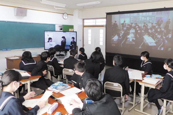 写真：本山中学校の大型スクリーンを追加整備した、さらに臨場感のある授業
