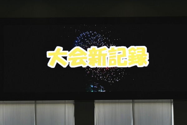 写真：大会新記録がマークされたときには、手作りの祝福動画で会場をさらに盛り上げる