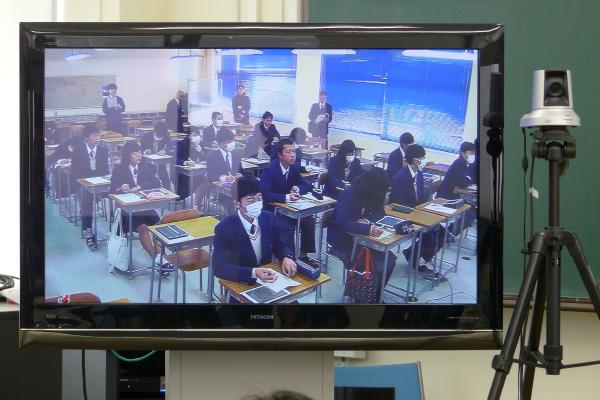 写真：大型スクリーンの隣に設置されたディスプレイで相手校の教室の映像を表示