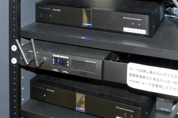 写真：ラックに収納された2台のHD映像コミュニケーションユニットKX-VC1300J