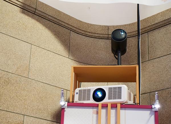 写真：イベントのプロジェクターとスペースプレーヤー(上部)
