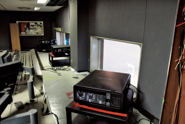 写真：テレビ局時代の調整室に並ぶ3台のPT-DZ21K