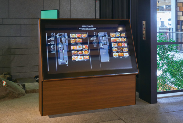 写真：飲食店フロアなどには大型のディスプレイ1面でマップを表示