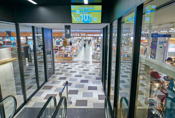 写真：各階のエレベーターホールや、エスカレーター上部にも映像を表示させ、来店客が移動中にも情報が受け取れるよう設計されている